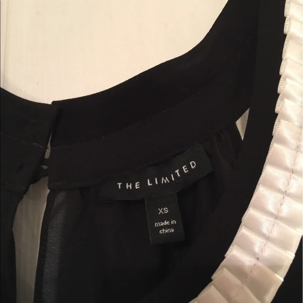 The Limited🎁🥳HP🥳Gorgeous Black Top